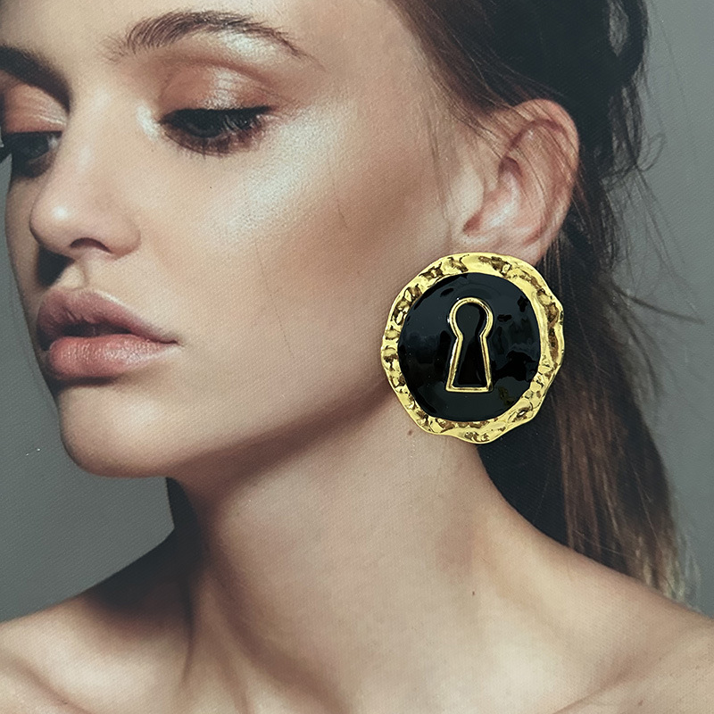 Exaggerated Black Enameled All - огляд і ціна Vintage Collectible Jewelry